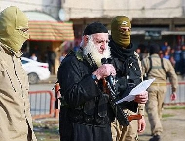 Αμπού Ομέρ: Στα χέρια των Ιρακινών ο «Ασπρογένης» εκτελεστής του ISIS - Πετούσε ομοφυλόφιλους από ταράτσες (φωτό)